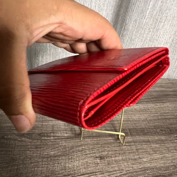 Louis Vuttion Epi Compact wallet - Picture 3 of 12